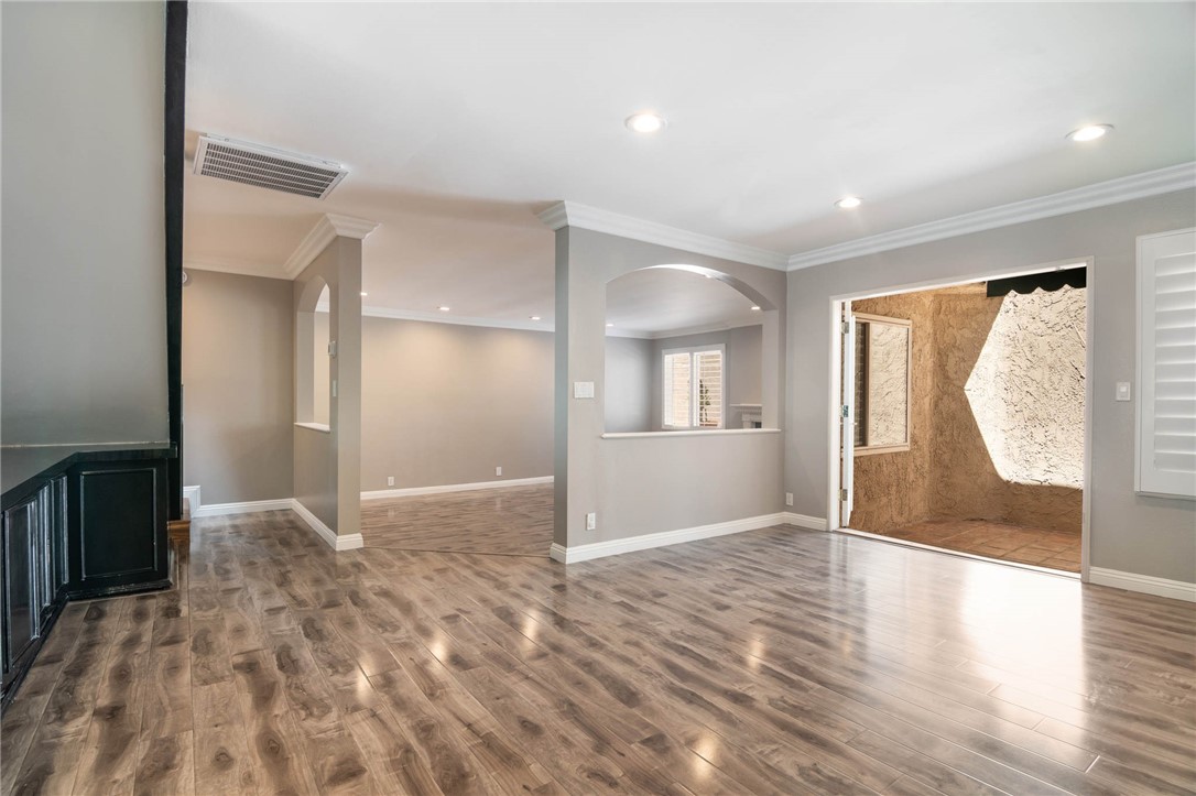 Photo 1 of 33 — 5401 Zelzah 115, Encino, CA 91316
