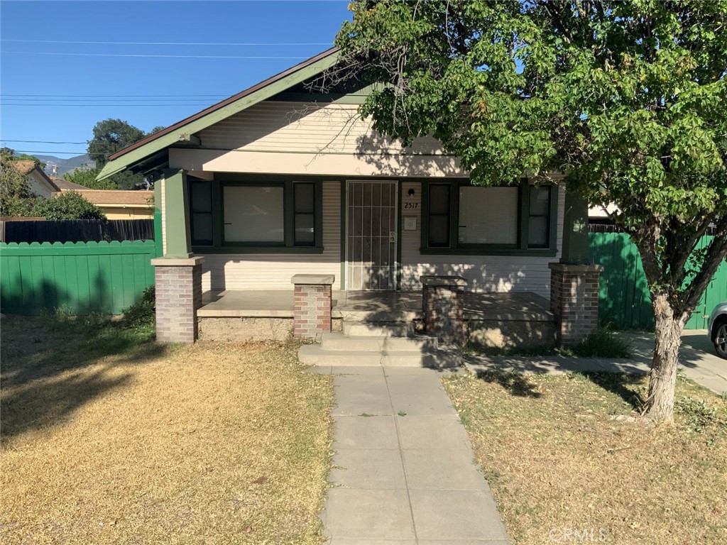2517 N Mountain View