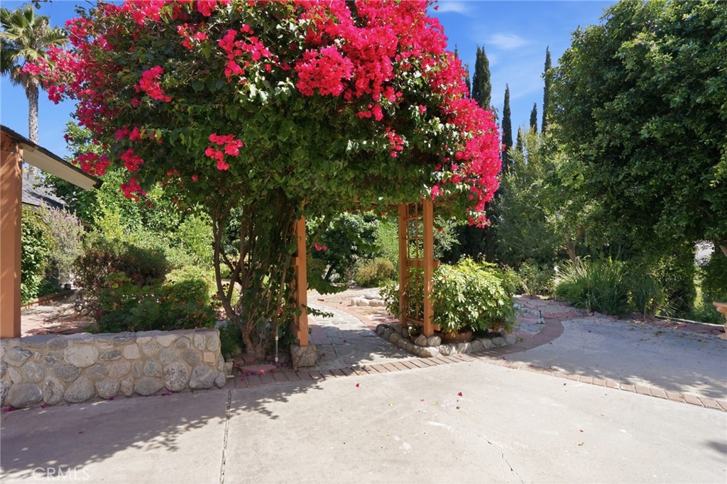 16682 Oakhurst