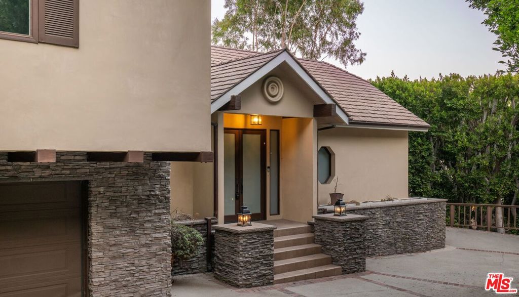 1478 Sunset Plaza Drive
