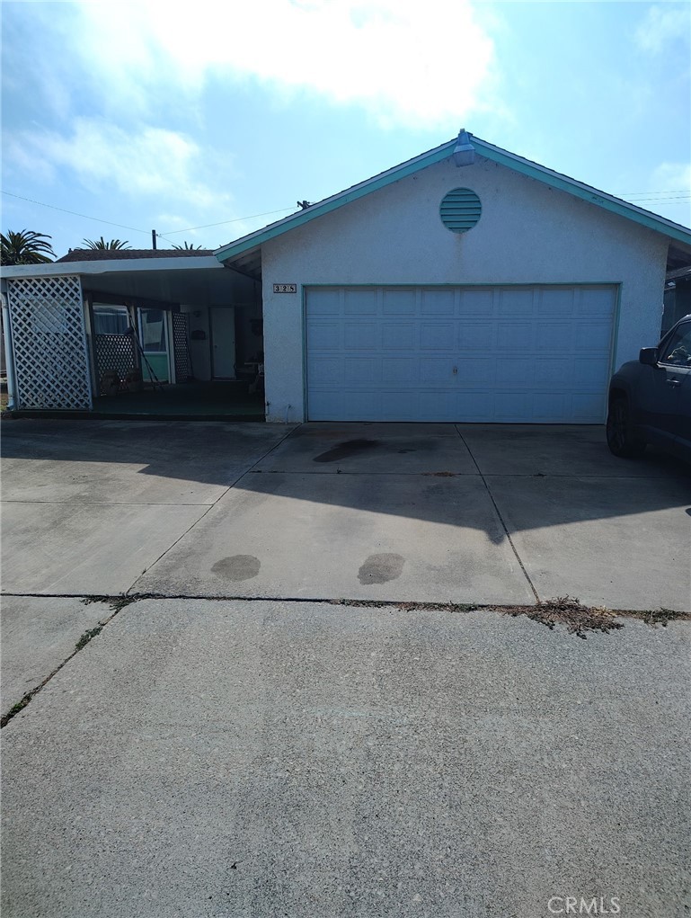 Corner lot single family home. Nice 4 bedroom home in a quiet neightborhood. Price to sell!!
