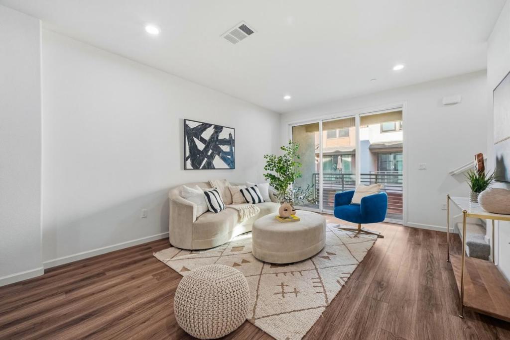 2755 Ball Place 2