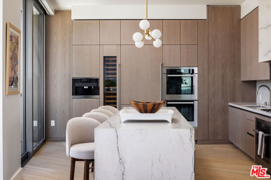 211 W Elm Court 39B