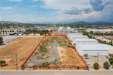 24 Malbert Perris CA 92570