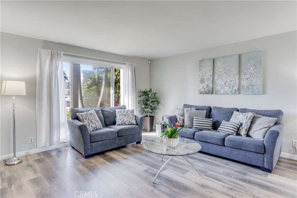 3560 Iris Cir
