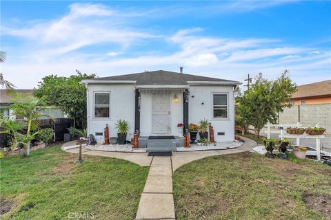 Photo of 134 W 113th St, Los Angeles, CA 90061 (MLS # DW25227975)