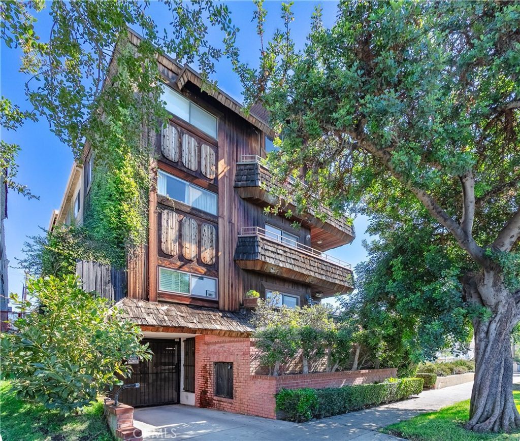 Photo of 817 10th Street #104, Santa Monica, CA 90403 (MLS # BB25246129)