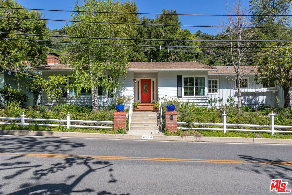 Photo of 3634 Mandeville Canyon Road, Los Angeles, CA 90049 (MLS # 25596665)