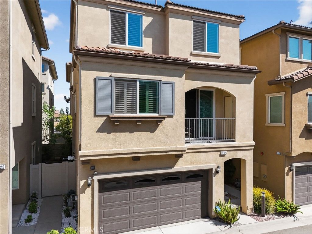 Photo of 11926 Olive Glen Ln, Los Angeles, CA 90047 (MLS # SR25228731)