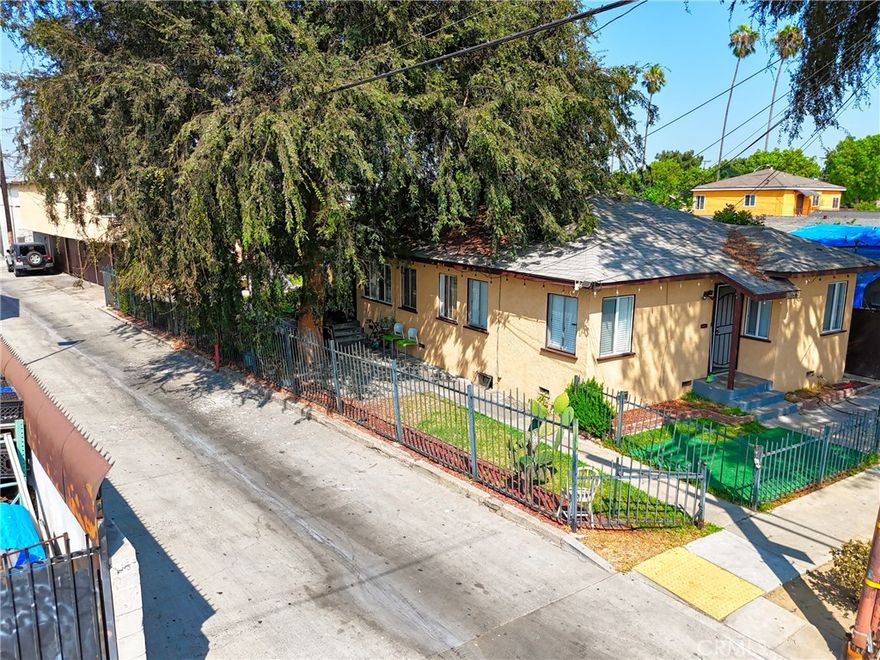 First time on the market great 4 units in the city of huntington park. 

Property consist of 4 1br+1 bath each unit with 5 single car garages on a 7289 sqft lot.

Perfect investment for first time investors ADU potential.

Offers to be made subject to interior inspection.