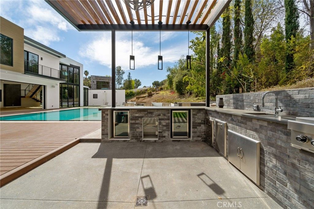 listing image 130728535914979766405