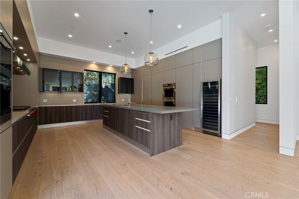 listing image 130723621942862467622