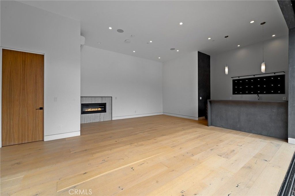 listing image 130726417294330550858