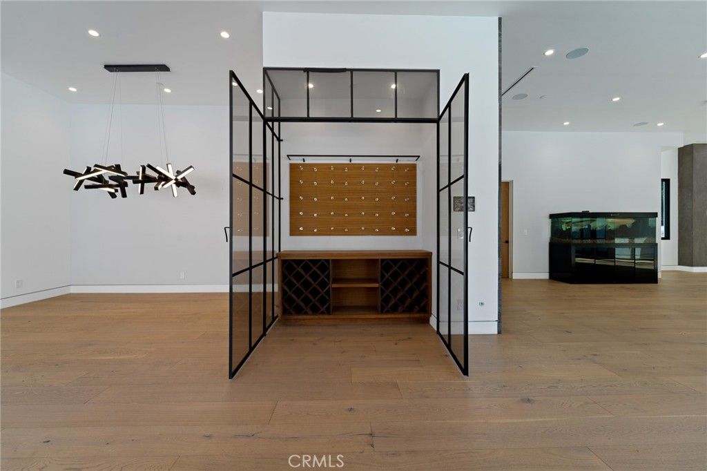 listing image 130724440002381718833