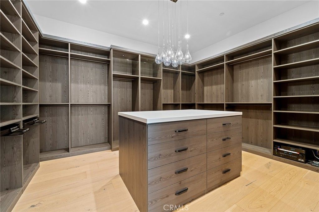 listing image 130727772473884871568