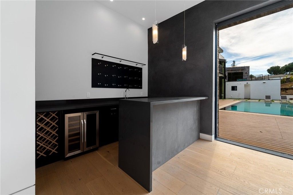 listing image 130724293630744864724