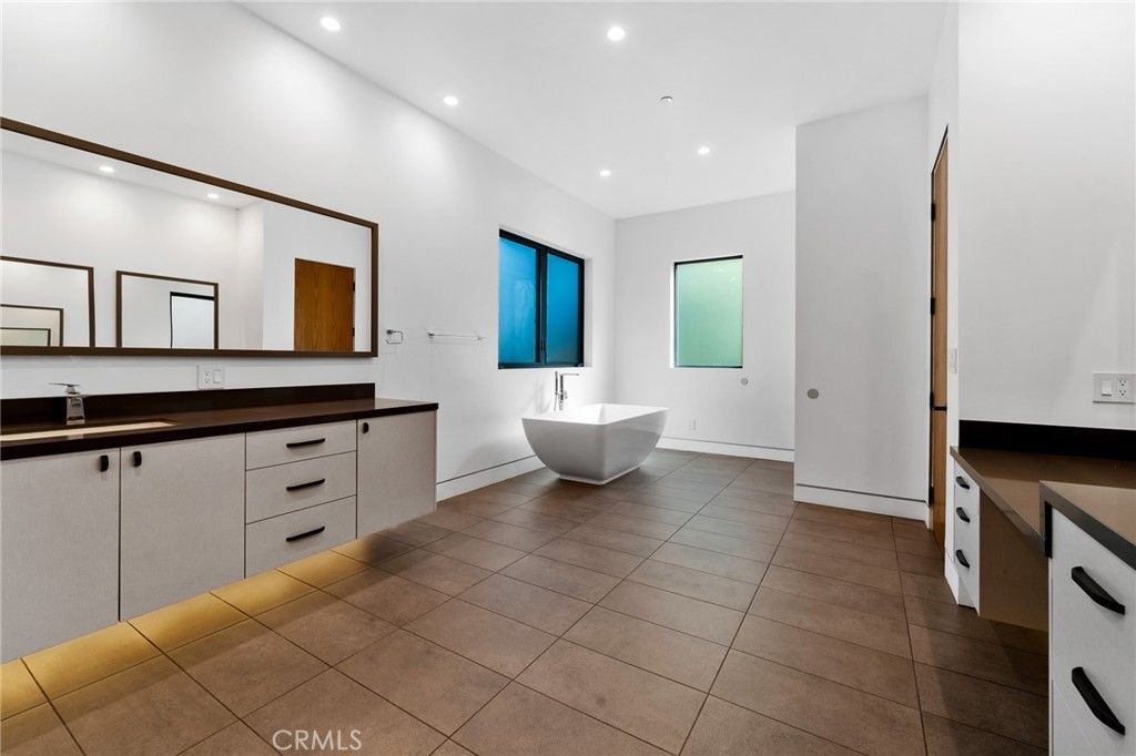 listing image 130725991843509321865