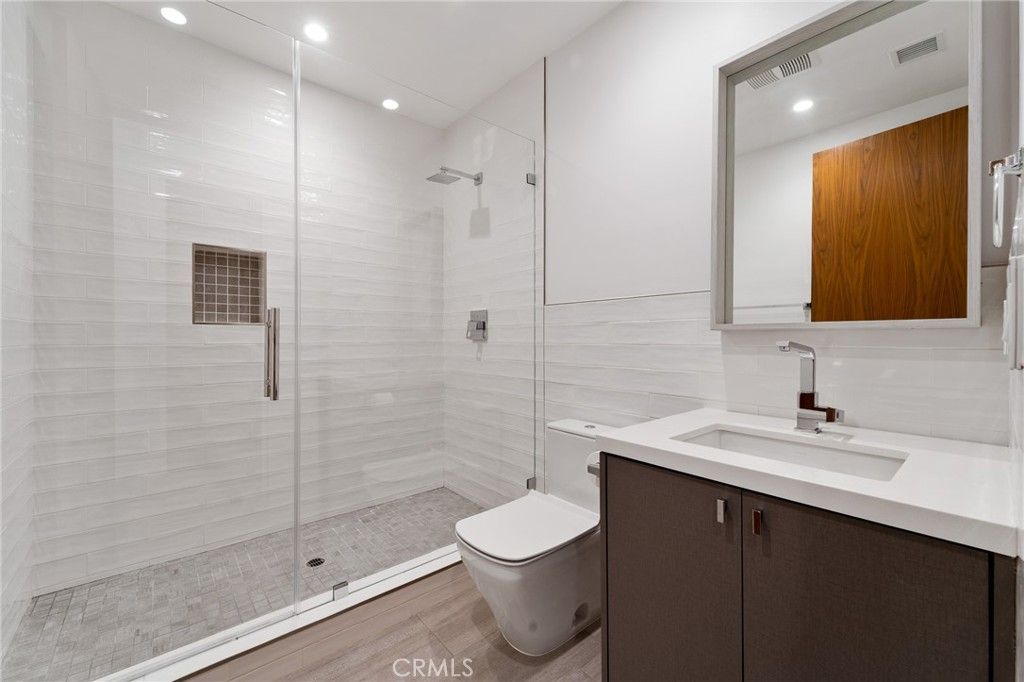 listing image 130723318012301758364