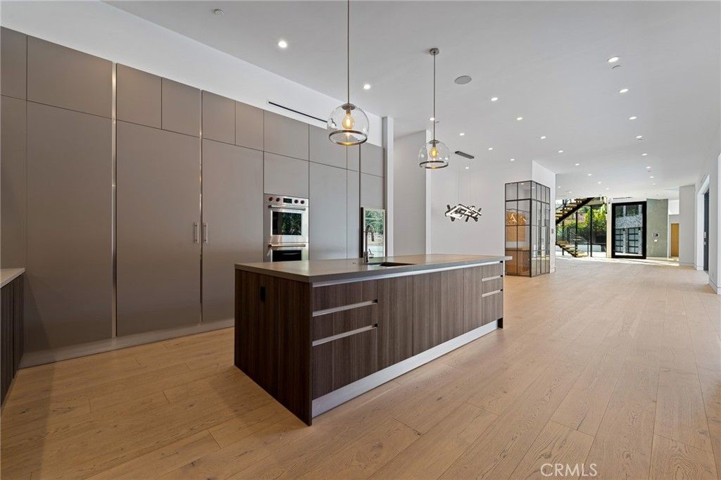 listing image 130720477350937809142