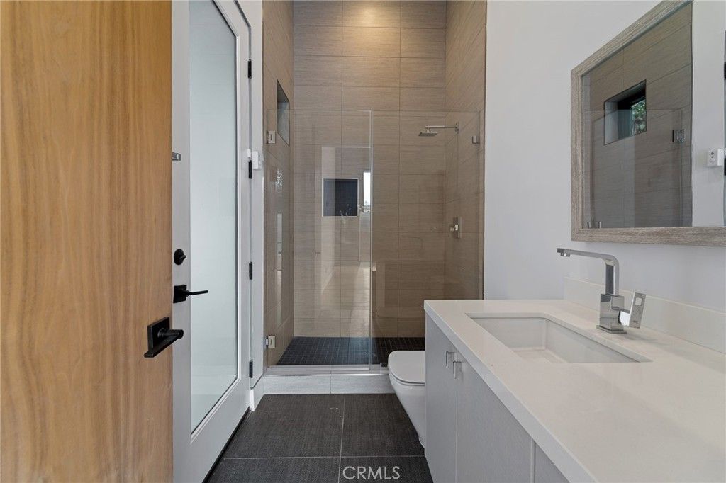 listing image 130729624404101378961