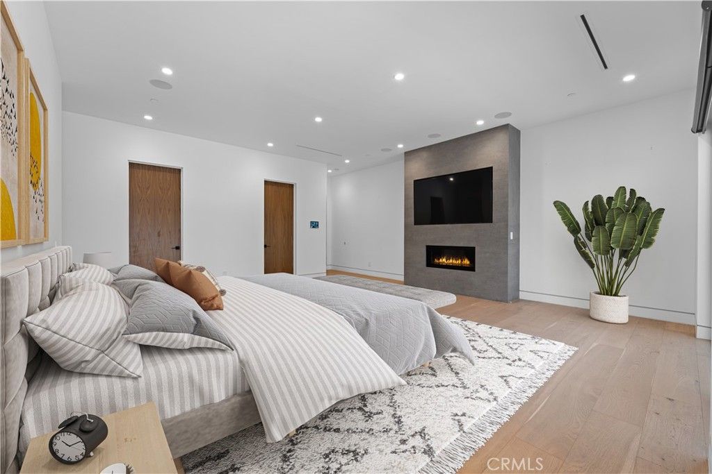 listing image 130721563854516823794