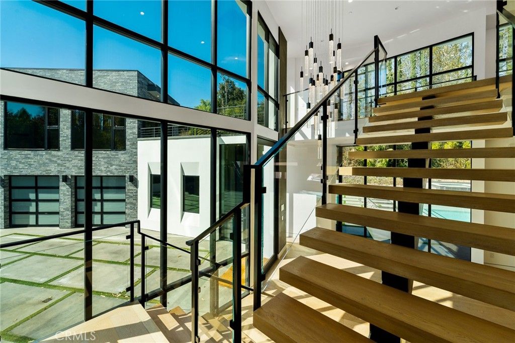 listing image 130720325302773944396