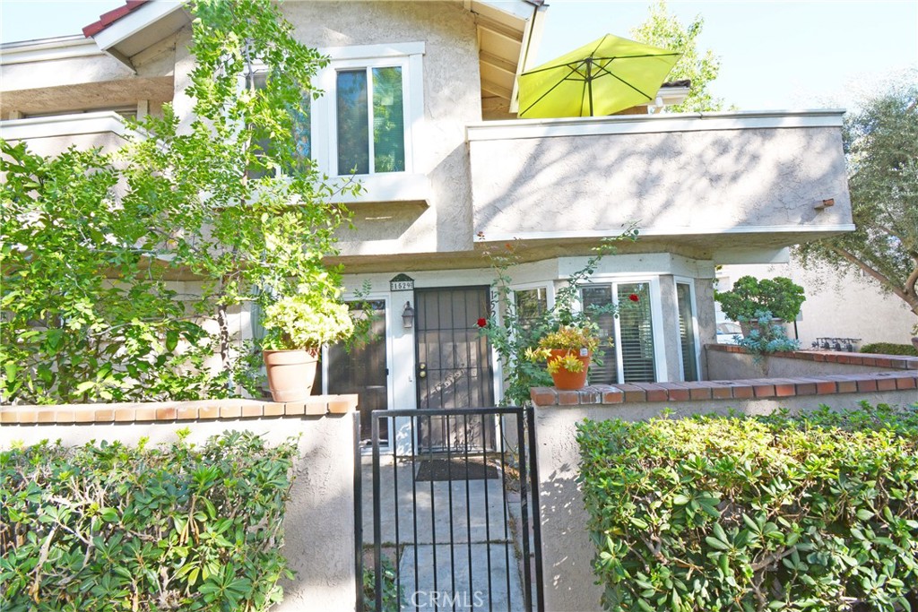 Welcome to this stunning two-story townhome in the desirable Cimarron Ridge community of West Covina. This beautiful residence offers an ideal blend of modern upgrades and comfortable living.
Step inside to discover a bright and spacious interior featuring four bedrooms and two-and-a-half bathrooms. The first floor boasts elegant tile flooring that flows seamlessly into the upgraded kitchen, perfect for the home chef. Ascend the stairs to find warm wood flooring throughout the upper level, where all four generously-sized bedrooms are located, each filled with natural light.
The master suite is a true retreat, complete with a private balcony that offers serene downhill views and stunning city lights in the evening. Recent updates include a fresh coat of paint, a new dishwasher, and new laundry hookups located in the attached two-car garage.
Outside, a secure front gate opens to a charming private courtyard. Enjoy unparalleled convenience with shopping at Market Plaza, fitness centers, Home Depot, and a variety of restaurants just moments away. With easy access to the 60 and 10 freeways, your commute is a breeze.