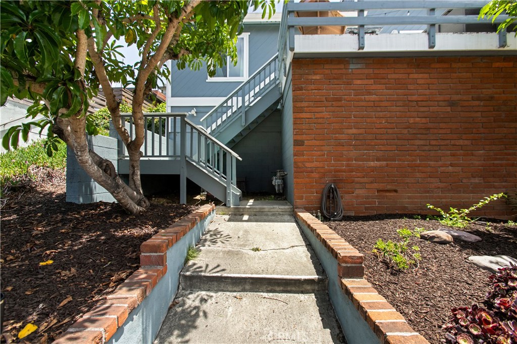 511 Avenida Victoria 1