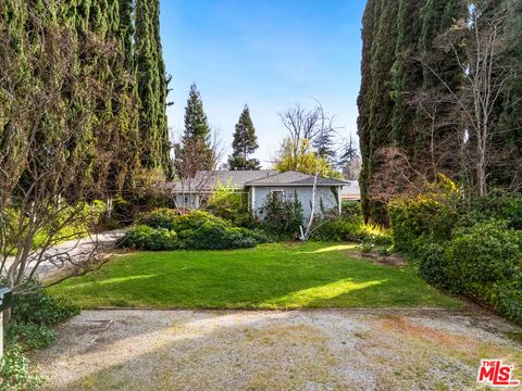 Photo of 23354 Hatteras Street, Woodland Hills, CA 91367 (MLS # 26673123)