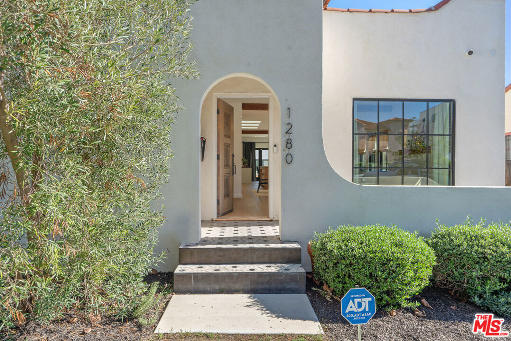 1280 S Sycamore Avenue