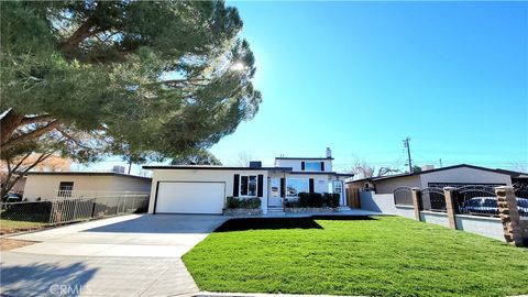 Photo of 1826 E Avenue Q12, Palmdale, CA 93550 (MLS # SR26012693)