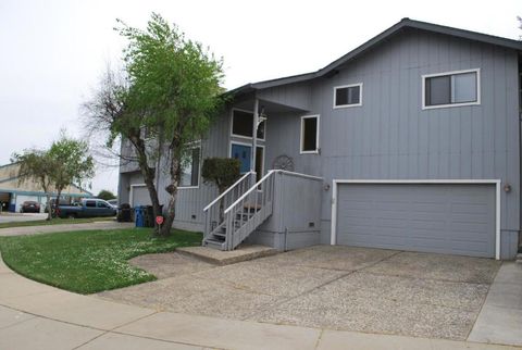 Photo of 18761 Eisenhower Street, Salinas, CA 93906 (MLS # ML82041327)