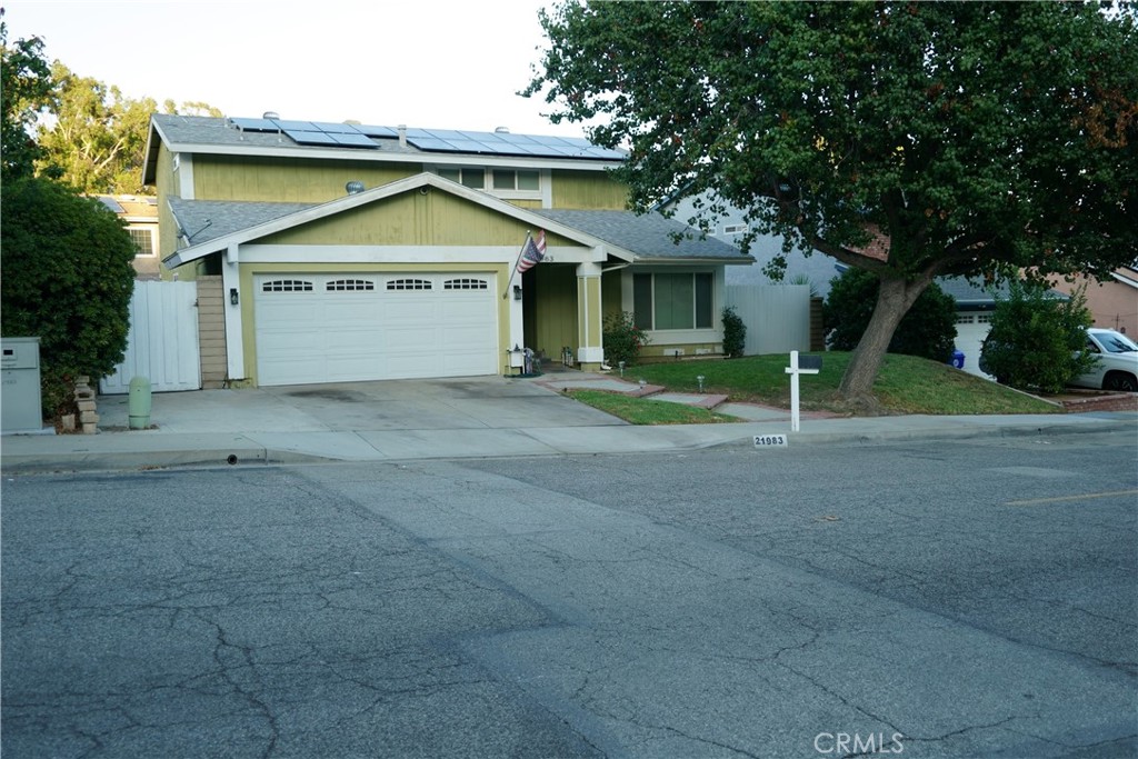 Welcome to this stunning Santa Clarita home offering 1,752 sq. ft. of comfortable living space on a 5,016 sq. ft. lot. Perfectly located near Saugus High School and Central Park, this property combines convenience with charm.
The home features 4 bedrooms and 3 bathrooms, including a desirable downstairs bedroom ideal for guests or a home office. Upstairs, you’ll find a spacious primary suite with a private bathroom, along with two additional bedrooms connected by a Jack-and-Jill bathroom.
Enjoy the benefits of a low HOA that provides access to fantastic amenities, including a pool, spa, tennis courts, basketball courts, and more—perfect for both relaxation and recreation.
Don’t miss this opportunity to own a beautiful home in a highly sought-after neighborhood!
