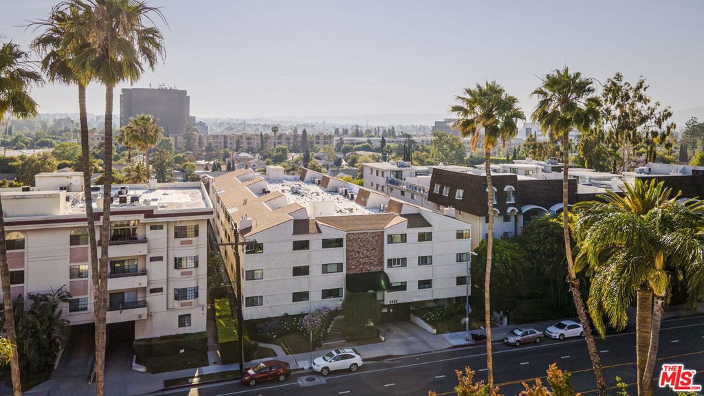 Properties 1 5325 Lindley Avenue 304