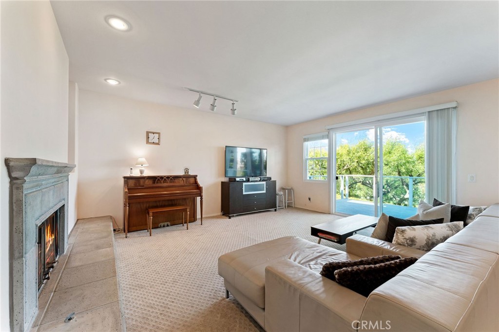 Crest - Akins (CA) - Residential