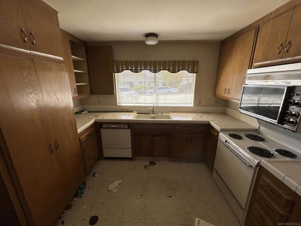 1638 La Tierra Ln