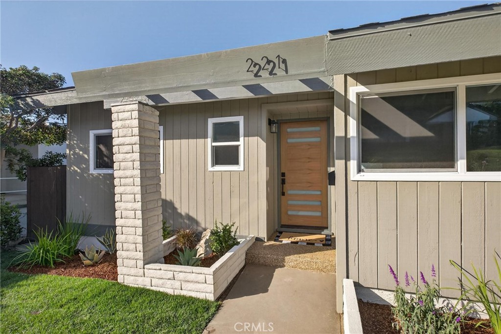 221 Via Los Miradores