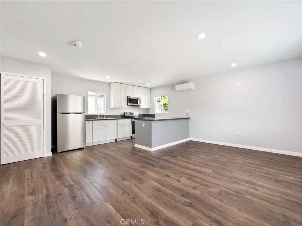 Northridge, California 91325, United States, 1 Bedroom Bedrooms, ,1 BathroomBathrooms,Residential,Active,233864