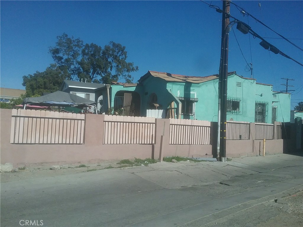Here is a great developing opportunity, located in the fast-developing area of mid-city. Zoned LARD1.5, close to restaurants, coffee shops and supermarkets. Centrally located close to all transportation including Expo line, 10 freeway and just blocks from Culver City. SOLD AS IS.