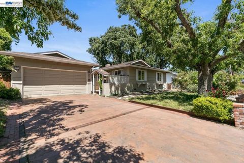 Photo of 740 Harvard Dr Dr, Pleasant Hill, CA 94523 (MLS # 41135151)