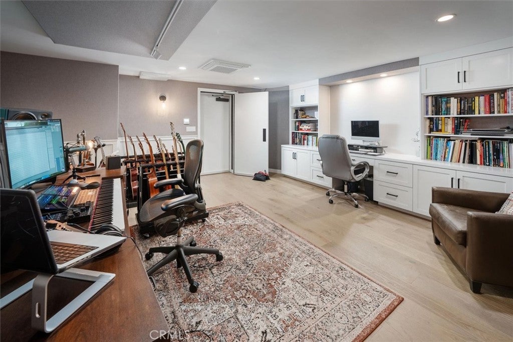 Agoura Hills, California, 91301, United States, 4 Bedrooms Bedrooms, ,5 BathroomsBathrooms,Residential,Active,2037162