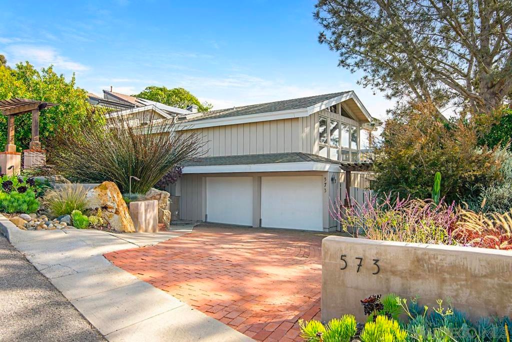573 Amphitheatre Dr