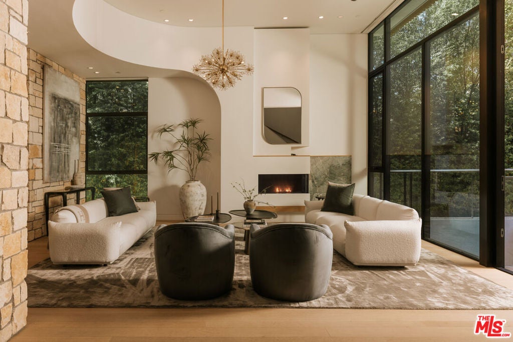 Photo of 709 Walden Drive, Beverly Hills, CA 90210 (MLS # 26950487)