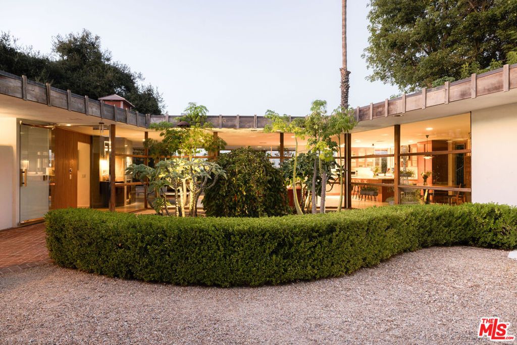 Photo of 3307 Bonnie Hill Drive, Los Angeles, CA 90068 (MLS # 25596935)