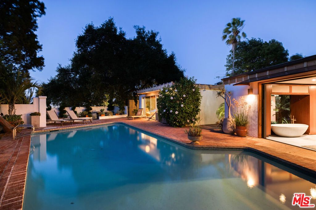Photo of 3307 Bonnie Hill Drive, Los Angeles, CA 90068 (MLS # 25596935)