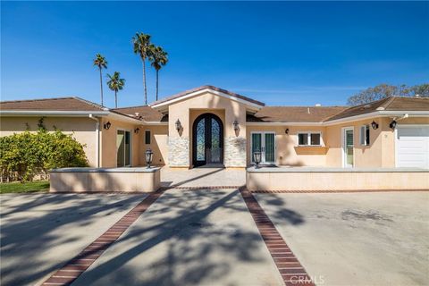 Photo of 21 Coveview Drive, Rancho Palos Verdes, CA 90275 (MLS # PV26062453)