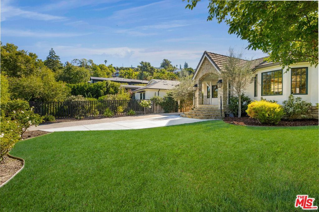 Photo of 14664 Valley Vista Boulevard, Sherman Oaks, CA 91403 (MLS # 26640081)