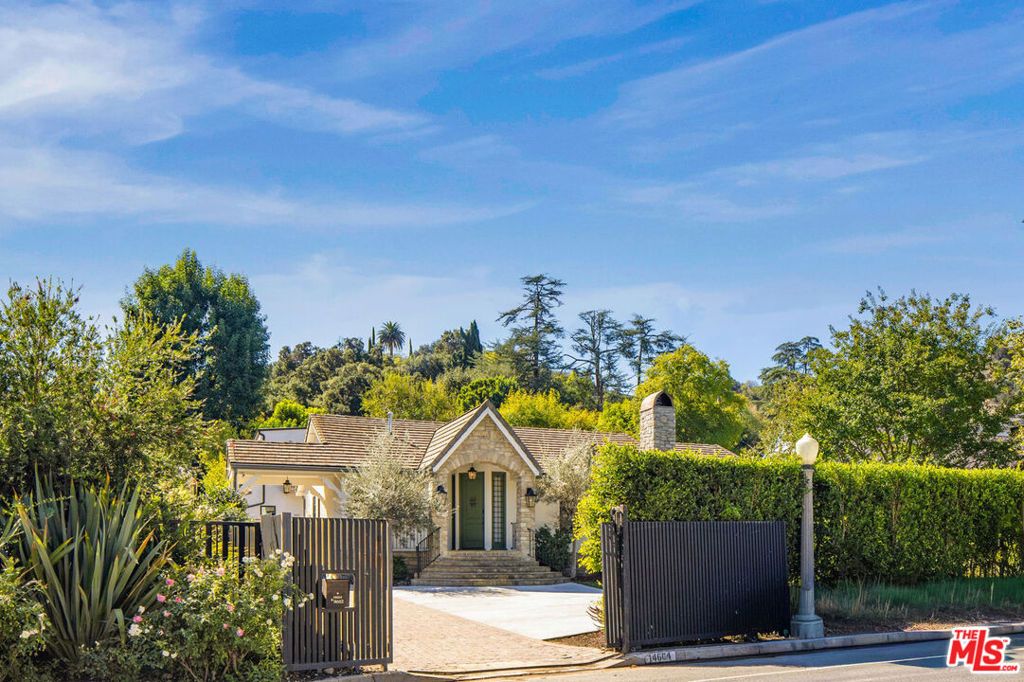 Photo of 14664 Valley Vista Boulevard, Sherman Oaks, CA 91403 (MLS # 26640081)