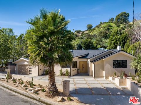 Photo of 3637 Loadstone Drive, Sherman Oaks, CA 91403 (MLS # 25631085)