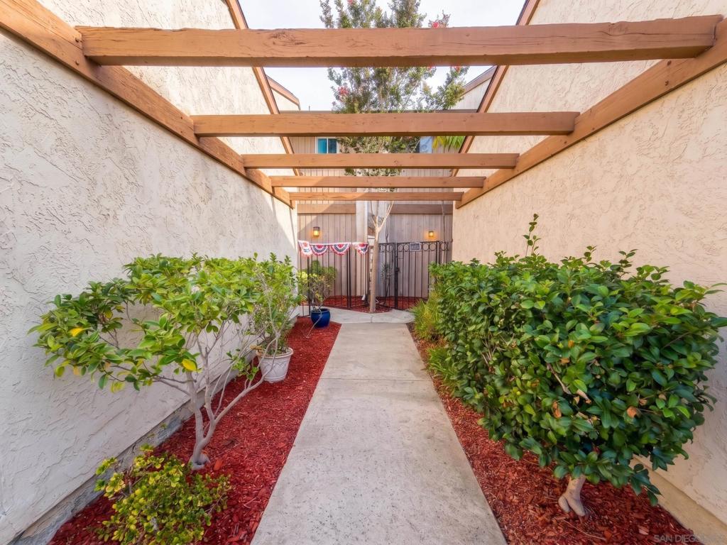 4933 Camino David